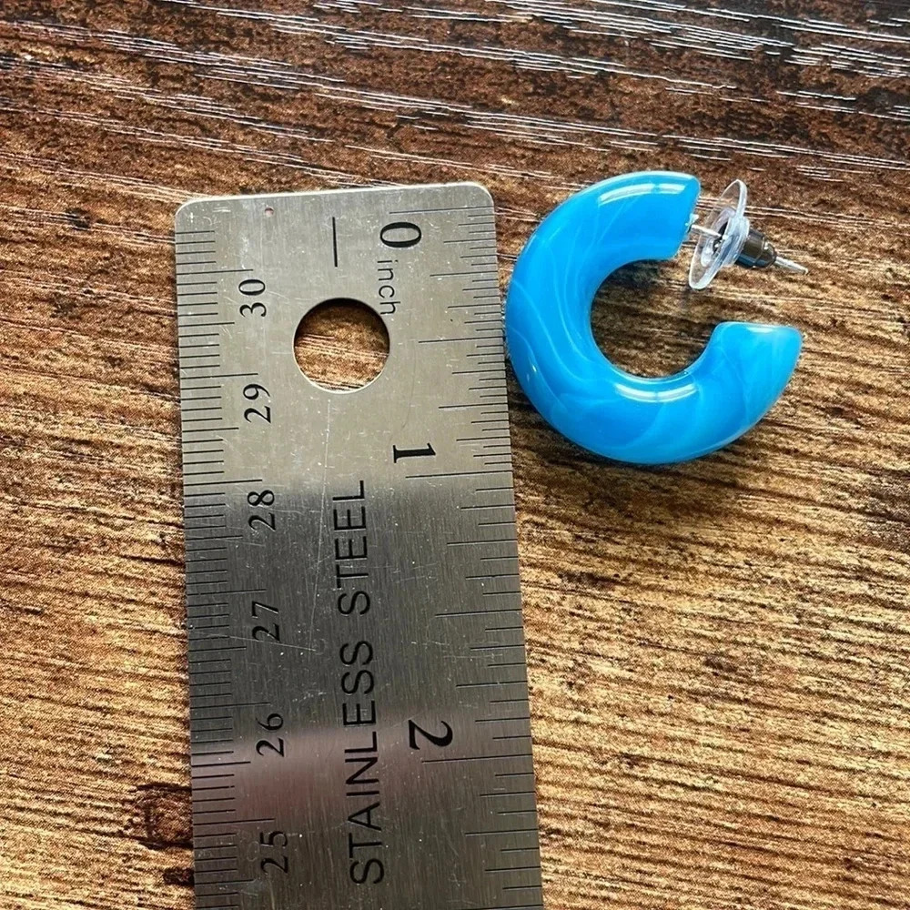 โค๏ธ NEW 2/$20 or 3/$25 Blue & White Marble Acrylic Cuff Earrings ๐ Host Pick ๐ - Picture 2 of 4